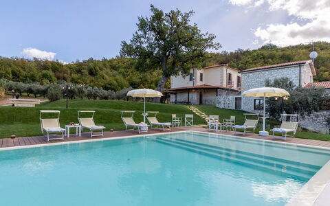 Villa Cusano 18: Schwimmbad, Resort, Eco Hotel, Bauernhaus, Thermae, Hazienda, Villa, Hotel, Hinterhof