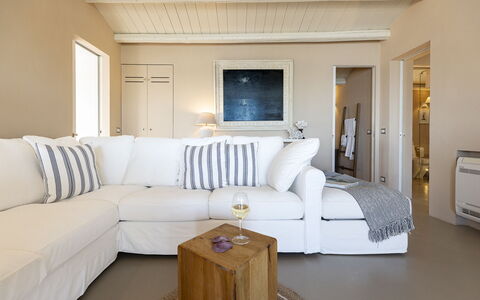 Baia L'Aura 8: Möbel, Interior Design, Couch, Flooring, Wohnzimmer, Fussboden, Holz, Zimmer, Decke, Textil