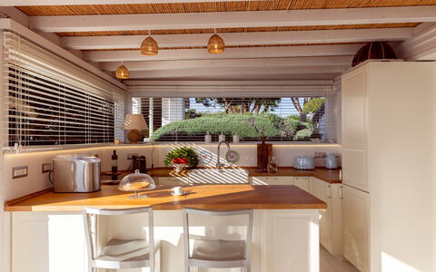 Baia L'Aura 8: Möbel, Interior Design, Holz, Countertop, Küche, Flooring, Decke, Beleuchtung, Fussboden, Cabinetry