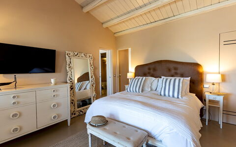 Baia L'Aura 8: Möbel, Bett, Schlafzimmer, Interior Design, Bettdecke, Bedding, Holz, Decke, Linens, Fussboden
