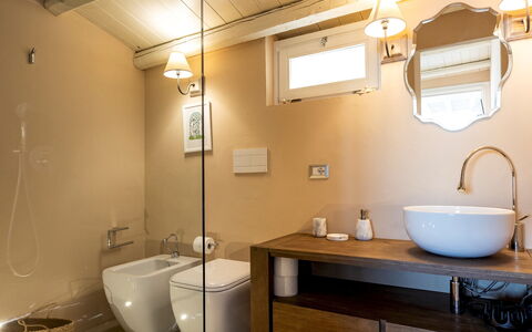 Baia L'Aura 8: Badezimmer, Armatur, Bad Sink, Interior Design, Flooring, Wand, Fussboden, Sinken, Holz, Zapfhahn