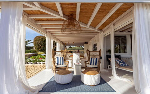 Baia L'Aura 8: Holz, Möbel, Interior Design, Gartenmöbel, Stuhl, Resort, Veranda, Schatten, Outdoor Struktur, Holzbeize