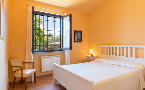 Montepietraia e San Martino 18: Interior Design, Bett, Schlafzimmer, Möbel, Zimmer, Fussboden, Bettrahmen, Flooring, Zuhause, Decke