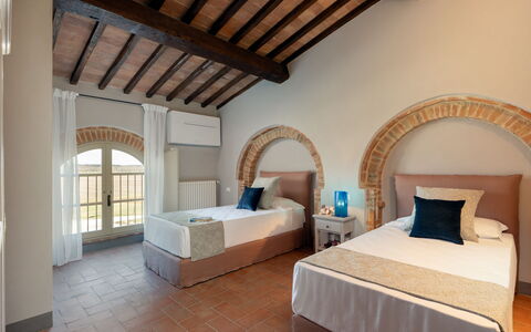 Villa le Beringhe 30: Wand, Bogen, Interior Design, Decke, Schlafzimmer, \Arkade, Bett, Hotel, Säule, Bedding