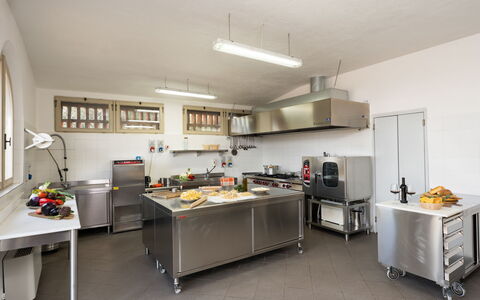 Villa le Beringhe 30: Küchengerät, Küche, Major Appliance, Countertop, Haushaltsgerät, Beleuchtung, Flooring, Möbel, Herd, Cabinetry