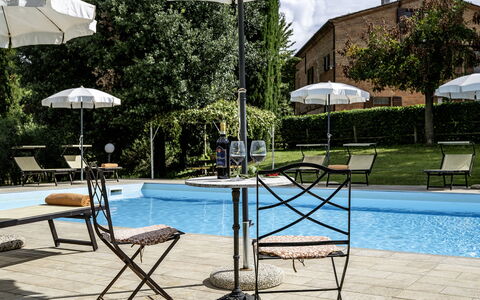 La Burraia 18: Möbel, Gartenmöbel, Schwimmbad, Regenschirm, Resort, Stuhl, Schatten, Sonnenliege, Freizeit, Tisch Im Freien
