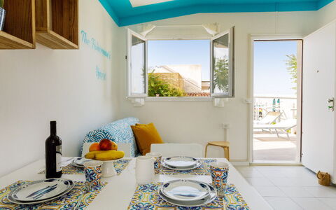 Casetta del Pescatore 4: Möbel, Interior Design, Zuhause, Stuhl, Wohnung, Holzbeize, Küche & Esszimmer Tisch, Zimmerpflanze, Farbe, Balkon