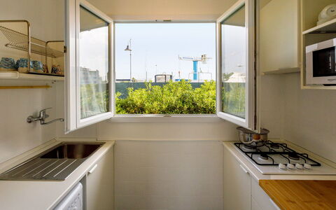 Casetta del Pescatore 4: Küche, Major Appliance, Küchengerät, Wohnung, Countertop, Glas, Design, Holzbeize, Spüle, Daylighting