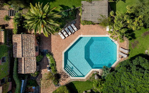 Linera 10: Schwimmbad, Resort, Eco Hotel, Regenschirm, Hazienda, Estate, Villa, Schatten, Sonnenliege, Thermae