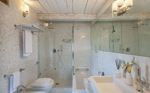 Casa Sant'Elia 7+3: Badezimmer, Armatur, Flooring, Interior Design, Fussboden, Zapfhahn, Bad Sink, Sinken, Decke, Spiegel