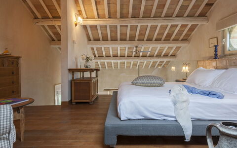 Casa Sant'Elia 7+3: Möbel, Bett, Interior Design, Schlafzimmer, Fussboden, Flooring, Wand, Bedding, Holz, Bettdecke