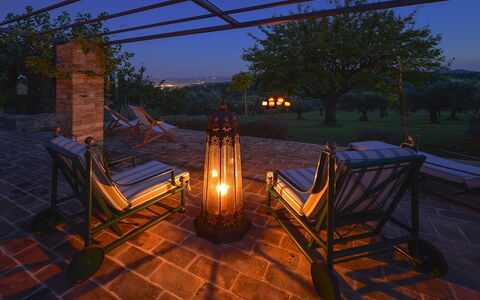 Casa Eugenia 8: Dämmerung, Möbel, Abend, Gartenmöbel, Garten, Flagstone, Landscaping, Terrasse, Landschaft Beleuchtung, Schatten