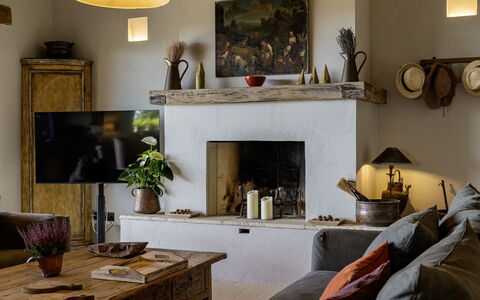 I Tramonti 10+2: Möbel, Wand, Interior Design, Holz, Wohnzimmer, Flooring, Zimmer, Feuerstelle, Beleuchtung, Tabelle