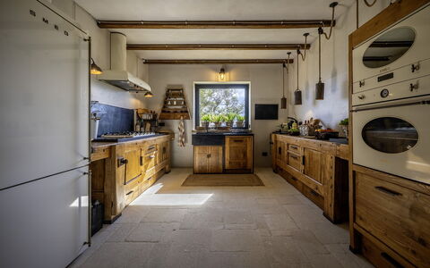 I Tramonti 10+2: Küche, Countertop, Holz, Cabinetry, Küchengerät, Major Appliance, Möbel, Herd, Flooring, Interior Design