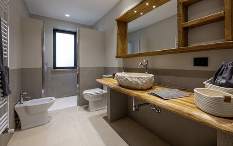 I Tramonti 10+2: Armatur, Flooring, Interior Design, Sinken, Holz, Bad Sink, Fussboden, Zapfhahn, Badezimmer, Zuhause