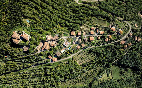 I Tramonti 10+2: Vogelperspektive, Landschaft, Ländliches Gebiet, Luftaufnahmen, Dorf, Bergstation, Wald, Vorort, Bergdorf, Dschungel