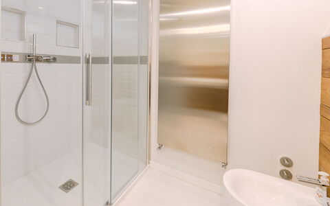 Villa la Perla Bianca 10: Badezimmer, Flooring, Fussboden, Interior Design, Armatur, Wand, Holz, Installation, Zimmer, Dusche