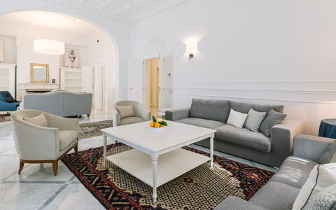 Villa la Perla Bianca 10: Möbel, Interior Design, Couch, Flooring, Wohnzimmer, Fussboden, Decke, Tabelle, Zimmer, Beleuchtung