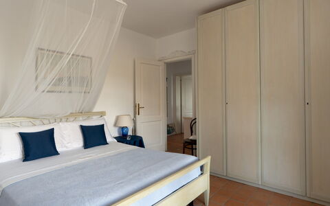 Villa Perelle 8: Möbel, Bett, Schlafzimmer, Interior Design, Fussboden, Wand, Flooring, Bettdecke, Bedding, Holz