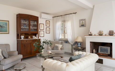 Villa Perelle 8: Möbel, Interior Design, Couch, Flooring, Holz, Wohnzimmer, Zimmer, Fussboden, Beleuchtung, Tabelle