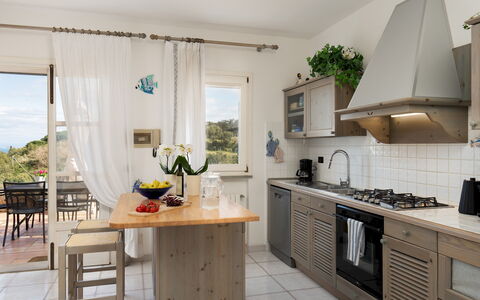 Villa Perelle 8: Möbel, Küche, Küchengerät, Interior Design, Countertop, Flooring, Holz, Major Appliance, Cabinetry, Fussboden