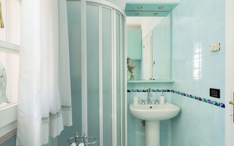 Villa Perelle 8: Blau, Badezimmer, Armatur, Interior Design, Flooring, Fussboden, Installation, Zapfhahn, Bad Sink, Sinken