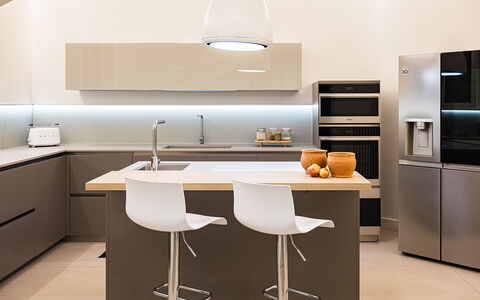 Villa Giulia 8: Möbel, Interior Design, Küche, Cabinetry, Countertop, Küchengerät, Flooring, Holz, Light Fixture, Haushaltsgerät