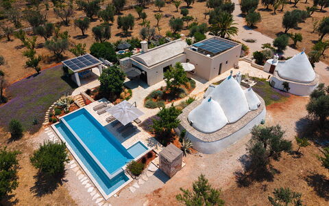 Trulli Fiori di Mandorlo 6: Schwimmbad, Resort, Estate, Landscaping, Design, Eco Hotel, Villa, Hazienda, Regenschirm, Vogelperspektive