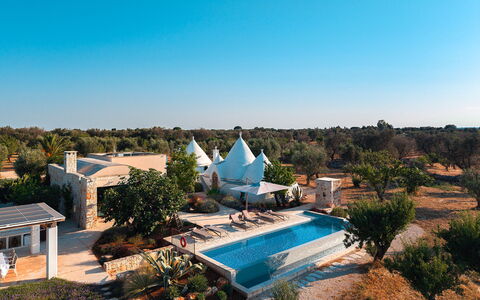 Trulli Fiori di Mandorlo 6: Schwimmbad, Estate, Resort, Landscaping, Eco Hotel, Hazienda, Regenschirm, Villa, Ferienort, Gartenmöbel