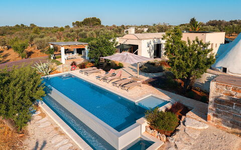 Trulli Fiori di Mandorlo 6: Schwimmbad, Resort, Regenschirm, Gartenmöbel, Eco Hotel, Sonnenliege, Estate, Water Feature, Villa, Schatten