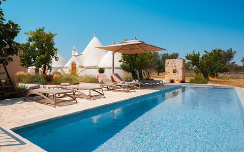 Trulli Fiori di Mandorlo 6: Blau, Schwimmbad, Sonnenliege, Gartenmöbel