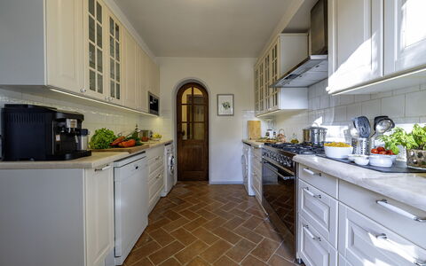 Podere Vernine di Sotto 14: Küche, Countertop, Flooring, Interior Design, Cabinetry, Küchengerät, Holz, Major Appliance, Fussboden, Möbel
