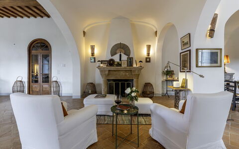 Podere Vernine di Sotto 14: Möbel, Wand, Interior Design, Zuhause, Flooring, Stuhl, Wohnzimmer, Couch, Zimmerpflanze