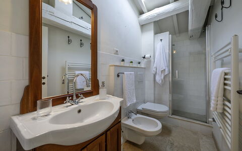 Podere Vernine di Sotto 14: Flooring, Interior Design, Armatur, Holz, Fussboden, Badezimmer, Sinken, Bad Sink, Decke, Zapfhahn