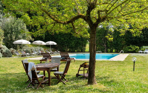 Villa delle Silerchie 10: Möbel, Gartenmöbel, Tabelle, Garten, Schatten, Tisch Im Freien, Rasen, Stuhl, Hinterhof, Garten