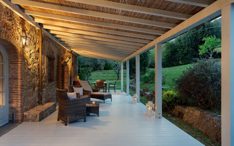 Villa delle Silerchie 10: Holz, Flooring, Veranda, Fussboden, Decke, Strahl, Schatten, Blumentopf, Outdoor Struktur, Terrasse