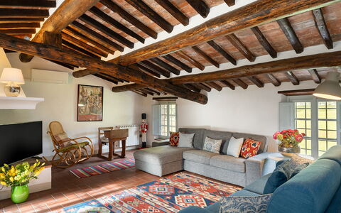Villa delle Silerchie 10: Möbel, Interior Design, Couch, Holz, Flooring, Decke, Fussboden, Tabelle, Zuhause, Wohnzimmer