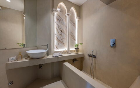 Villa Corte Sant'Anna 6+2: Wand, Armatur, Flooring, Interior Design, Fussboden, Zapfhahn, Badezimmer, Installation, Beleuchtung, Badewanne