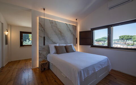 Villa Corte Sant'Anna 6+2: Schlafzimmer, Bett, Holz, Bedding, Bettdecke, Interior Design, Flooring, Fussboden, Bettrahmen, Zimmer