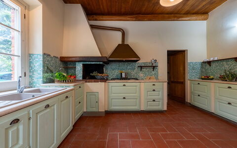 Sangiovese 14: Küche, Countertop, Interior Design, Cabinetry, Holz, Flooring, Küchengerät, Decke, Zimmer, Möbel