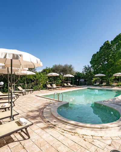 Sangiovese 14: Gartenmöbel, Schwimmbad, Resort, Garten, Landscaping, Schatten, Sonnenliege, Tisch Im Freien, Garten, Estate