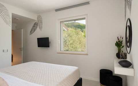 Villa Lunezia 6: Bett, Möbel, Interior Design, Schlafzimmer, Wand, Bedding, Bettdecke, Holz, Zuhause, Decke