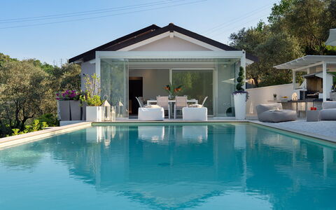 Villa Lunezia 6: Schwimmbad, Resort, Verbundwerkstoff, Estate, Gartenmöbel, Eco Hotel, Freizeit, Villa, Schatten, Landscaping