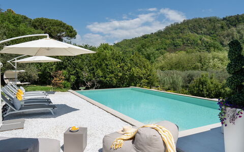 Villa Lunezia 6: Schwimmbad, Gartenmöbel, Resort, Schatten, Regenschirm, Eco Hotel, Sonnenliege, Stuhl, Landscaping, Garten