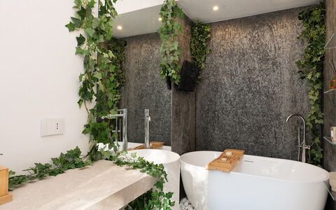 Villa Lunezia 6: Armatur, Interior Design, Zimmerpflanze, Badezimmer, Blumentopf, Natürliches Material, Zapfhahn, Installation, Badewanne, Steinwand