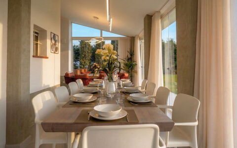 Villa Oxa 12+2: Möbel, Interior Design, Stuhl, Flooring, Tabelle, Küche & Esszimmer Tisch, Holz, Esszimmer, Fussboden, Decke