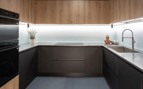 Villa Oxa 12+2: Holz, Küche, Interior Design, Küchengerät, Flooring, Decke, Countertop, Cabinetry, Light Fixture