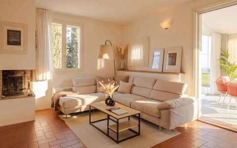Villa Oxa 12+2: Möbel, Interior Design, Flooring, Couch, Fussboden, Wand, Wohnzimmer, Zimmer, Holz, Tabelle