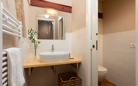 Il Poggione 10: Badezimmer, Wand, Armatur, Flooring, Bad Sink, Fussboden, Holz, Interior Design, Sinken, Toilleten Sitz