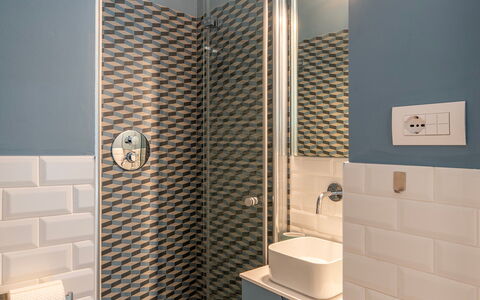 La Scogliera di Sori 5+1: Wand, Badezimmer, Flooring, Interior Design, Armatur, Fussboden, Fliese, Toilette, Installation, Zuhause